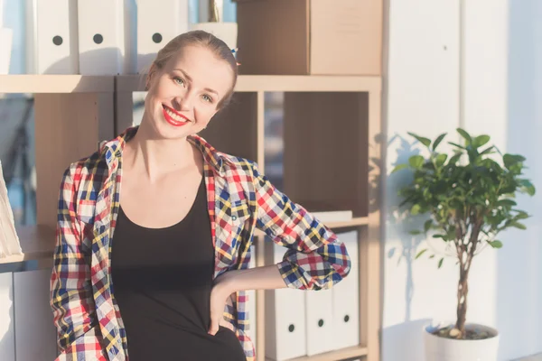 Lächelnde junge Frau — Stockfoto