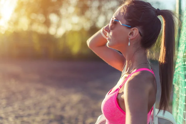 Attraktive, fitte Frau in Sportbekleidung — Stockfoto