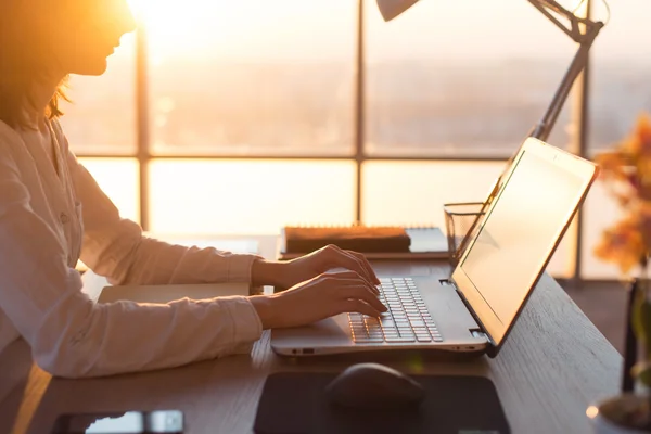 Messaggi di telelavoro femminile — Foto Stock