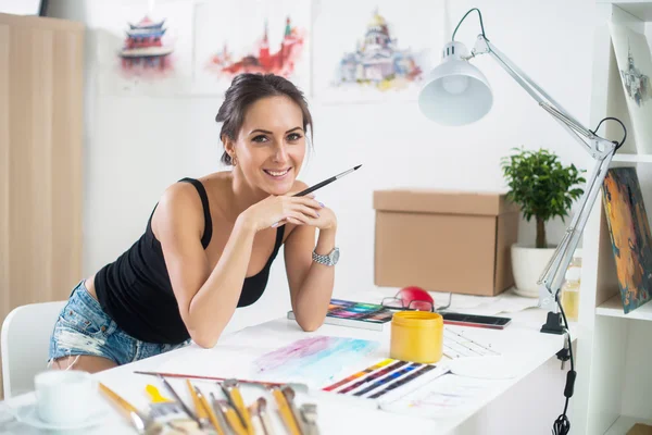 Jonge vrouw met penseel — Stockfoto