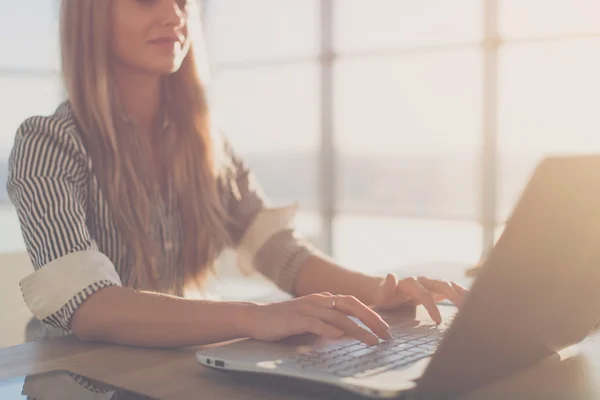 Escritora femenina escribiendo usando laptop — Foto de Stock