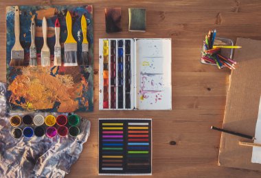 Boyama araçlarını: sulu boya, guaj boyalar set ged, Sanat Atölyesi çizimi için hazırlanan.