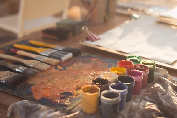 Paleta vieja con pinturas al óleo — Foto de Stock