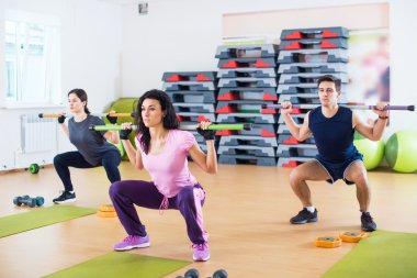 Spor salonunda egzersiz yapan insanlar 