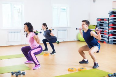 İnsanlar barbell ile ağız kavgası yapıyor 