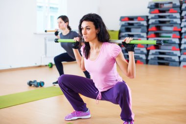 İnsanlar excercising çubuklarla grup 