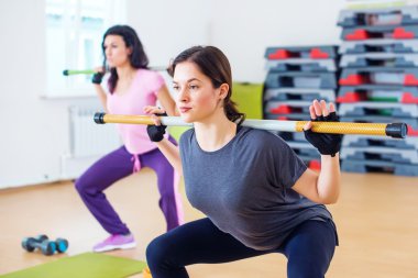 İnsanlar excercising çubuklarla grup 