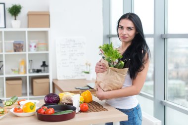 Ciddi görünümlü kız  