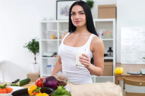 Muchacha atractiva sosteniendo vaso de leche — Foto de Stock