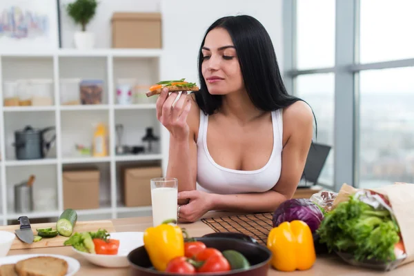 Junge Frau steht in Küche — Stockfoto