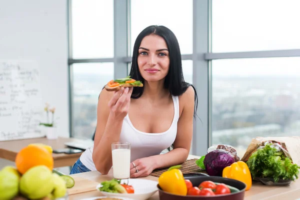 Nahaufnahme Porträt einer lächelnden Frau — Stockfoto