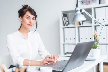 yakın çekim bir işkadını portresi  