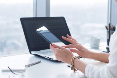  modern tablet bilgisayar tutan kadın