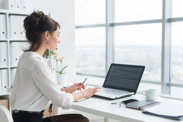 Vue arrière portrait d'une femme d'affaires — Photo