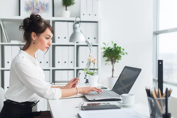 Жіночий офісний працівник використовує ноутбук — стокове фото