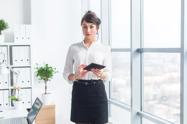 Femmina manager indossa abito da ufficio — Foto Stock