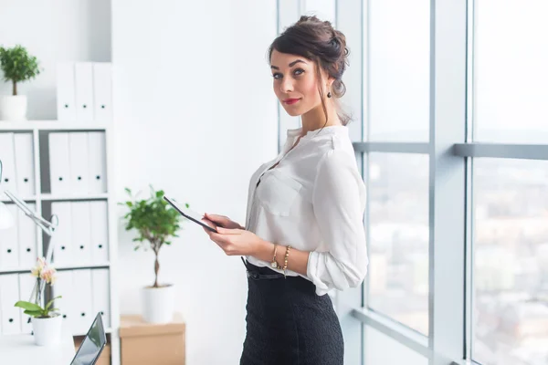 Joven hermosa mujer de negocios — Foto de Stock