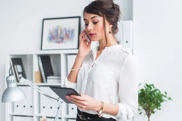 Female employee speaking on the phone — Stock Photo, Image