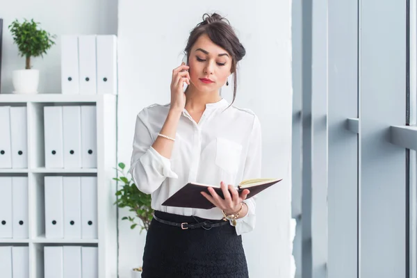 Retrato de una mujer de negocios que tiene llamada de negocios — Foto de Stock