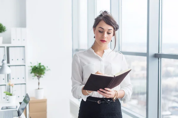 Büroangestellte schreibt Notizen — Stockfoto