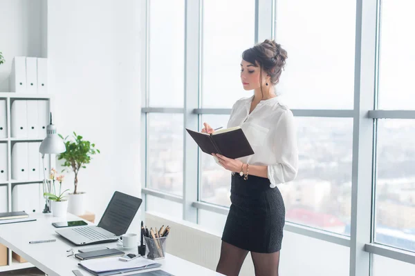 Porträtt av en ung kvinnlig assistent — Stockfoto