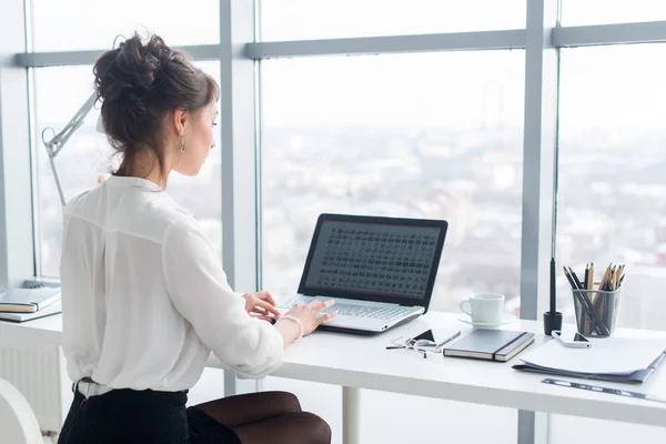 Ung affärskvinna som arbetar på kontoret — Stockfoto