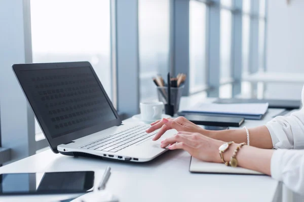 Vrouwelijke werknemer met laptop — Stockfoto