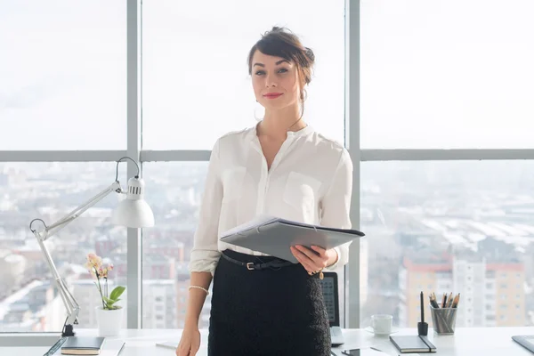 Attraktive ehrgeizige Geschäftsfrau — Stockfoto