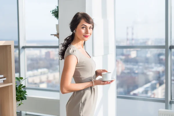 Elegante jovem mulher de pé — Fotografia de Stock