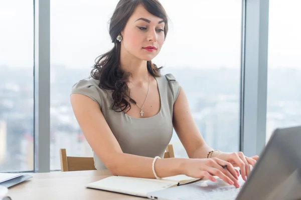 Belle rédactrice assise au bureau — Photo