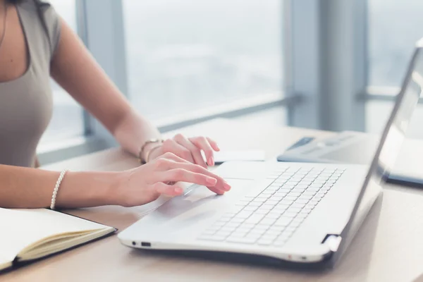 Distancia empleada freelancer femenina —  Fotos de Stock