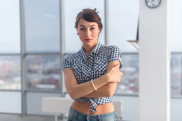 Mujer atractiva joven — Foto de Stock