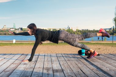  yükseltilmiş bacak tahta yoga yaparken kadın 