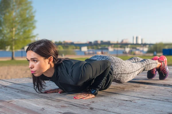 Sportliche junge Frau beim Planken — Stockfoto