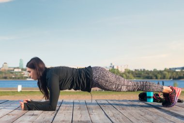 Sportif genç kadının dirsek tahta yapması  