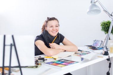  Sanatçı Sketchbook kullanarak kroki çizim 