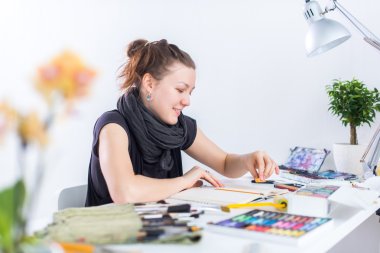  Sanatçı Sketchbook kullanarak kroki çizim 
