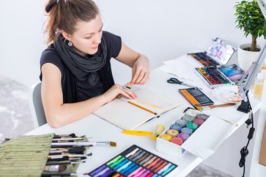  Sanatçı Sketchbook kullanarak kroki çizim 