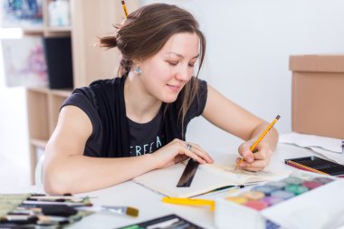  Sanatçı Sketchbook kullanarak kroki çizim 