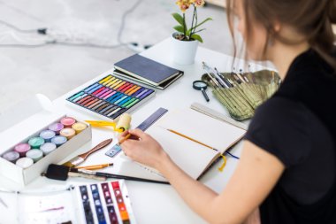 Yakın çekim bir kadın ressam görüş açısı 