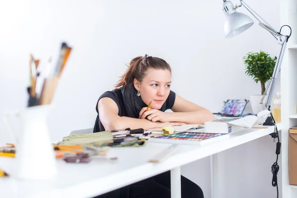 Kunstenaar tekenen schets met schetsboek — Stockfoto