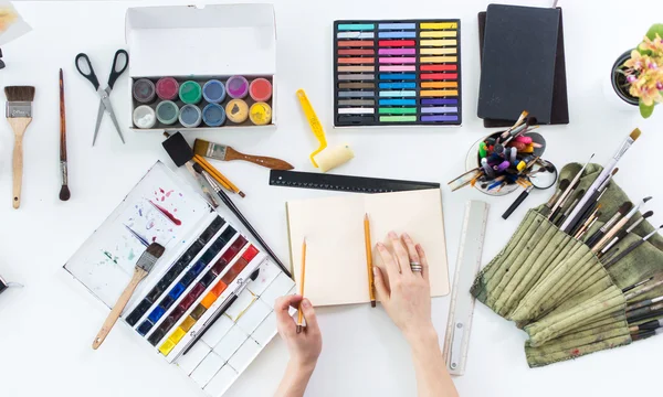 Artist drawing graphic sketch at sketchbook. — Stock Photo, Image