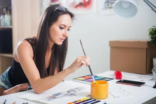 Foto portret van een kunstenaar op de werkplek — Stockfoto