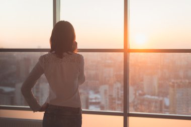 Genç bir işçi arka görünümü portresi  