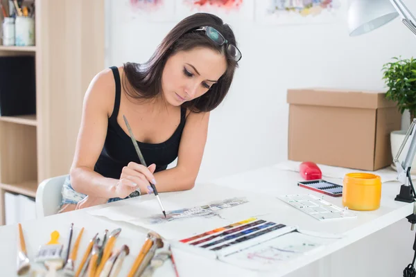 Focused artist woman paints picture — Stock Photo, Image