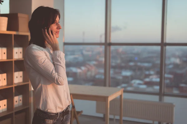 Junge Frau telefoniert mit Handy — Stockfoto