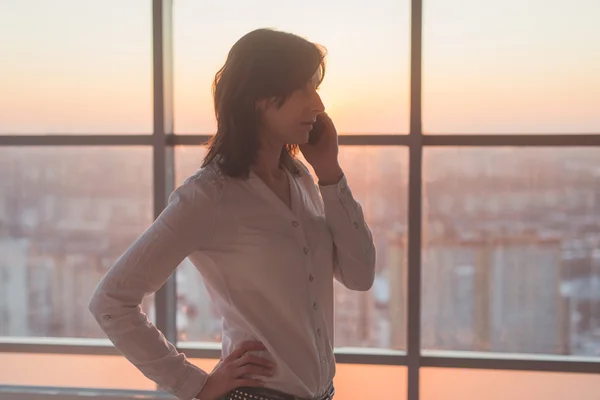 Jonge vrouw bezig met bellen — Stockfoto