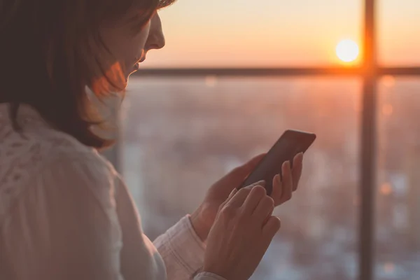 Les mains féminines tenant smartphone — Photo