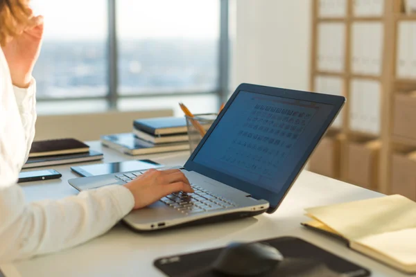 Trabalhando em casa com laptop — Fotografia de Stock