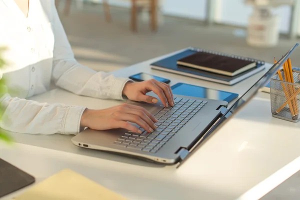 Mulher usando laptop — Fotografia de Stock